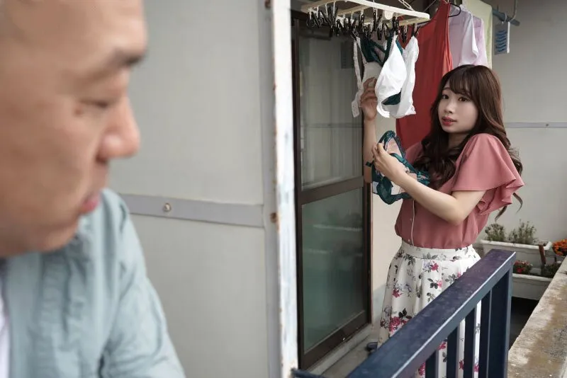Gã nhà kề bên chuyên soi mói và cặp cô vợ anh xã thường xuyên rên la quá to