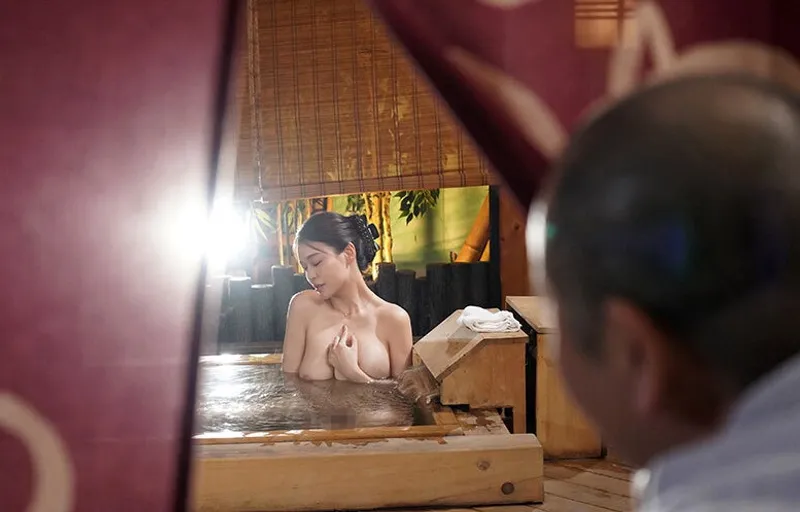 Người tình của con trai bị bố ông chồng nhìn trộm khi đang tắm rồi nện đến mang thai