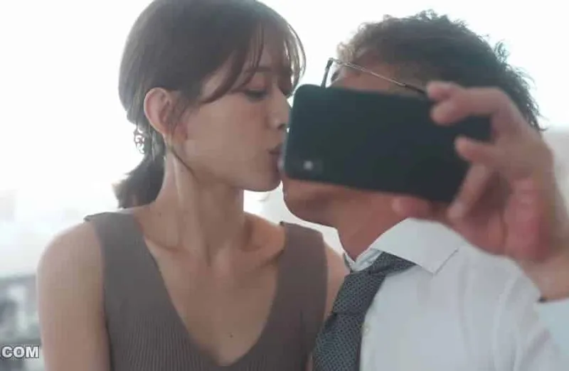 Thấy vợ yêu hơi lạ, người chồng xem điện thoại vợ và thấy cảnh quan hệ với cấp trên của mình