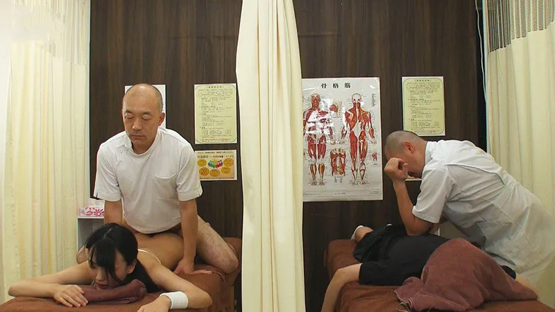 Dẫn gấu đi mát-xa rồi bị đụ cạnh bên mà không hề hay biết